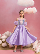 Tween-Mädchen-Kleid aus Satin mit Puffärmeln und Pailletten in Kontrastfarbe